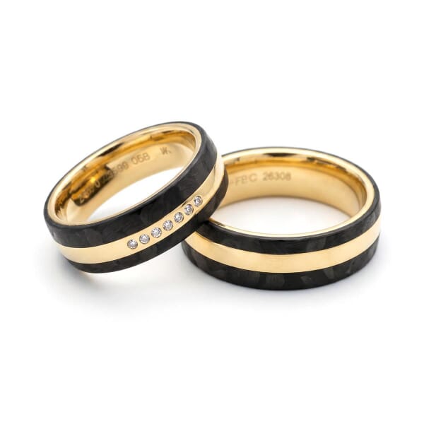 Elegante gifteringer i carbon og 14 kt gult gull - 4806507 Elegante gifteringer i carbon og 14 kt gult gull - 4806507