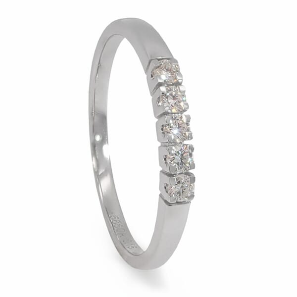 Elegant ring med klare steiner - 8505030