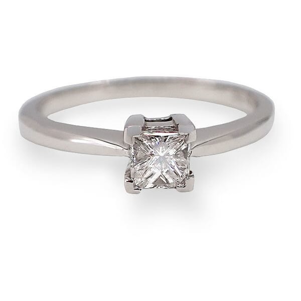 Diamantring i hvitt gull med princess cut 0,30 ct W-Si - 227637 Diamantring i hvitt gull med princess cut 0,30 ct W-Si - 227637