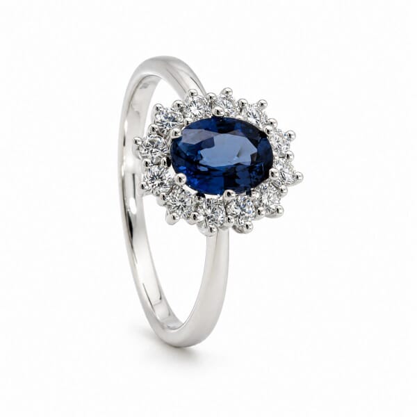 Diamantring i hvitt gull 14 kt med 0,36 ct W-Si og safir - BUR573001s Diamantring i hvitt gull 14 kt med 0,36 ct W-Si og safir - BUR573001s
