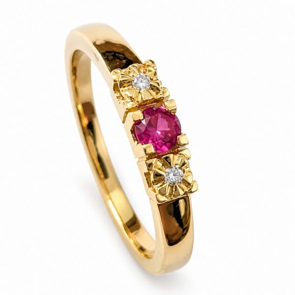 Diamantring i gult gull 14kt med rubin og 0,013 ct TW-Si - COC5000473rub