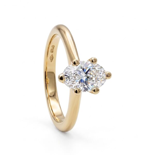 Bilde av Forlovelsesring i gult gull med Oval Lab Grown diamant i 0.71 ct og River D VSI - JKR2600033