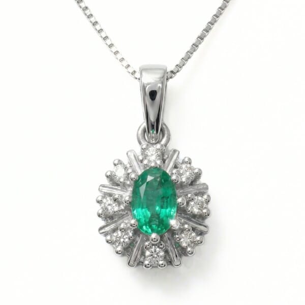 Diamantsmykke med 0,12 ct W-Si og smaragd - bur570057