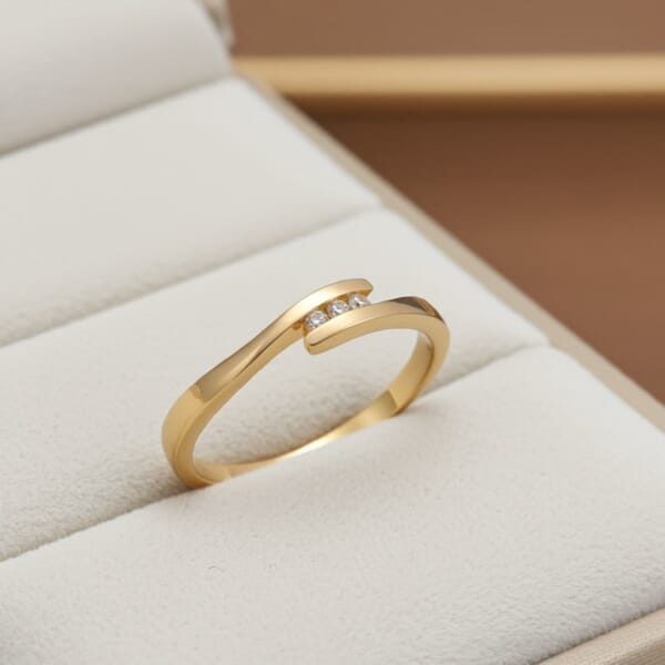 Gullring med 3 zirkonia stener - coc5000326